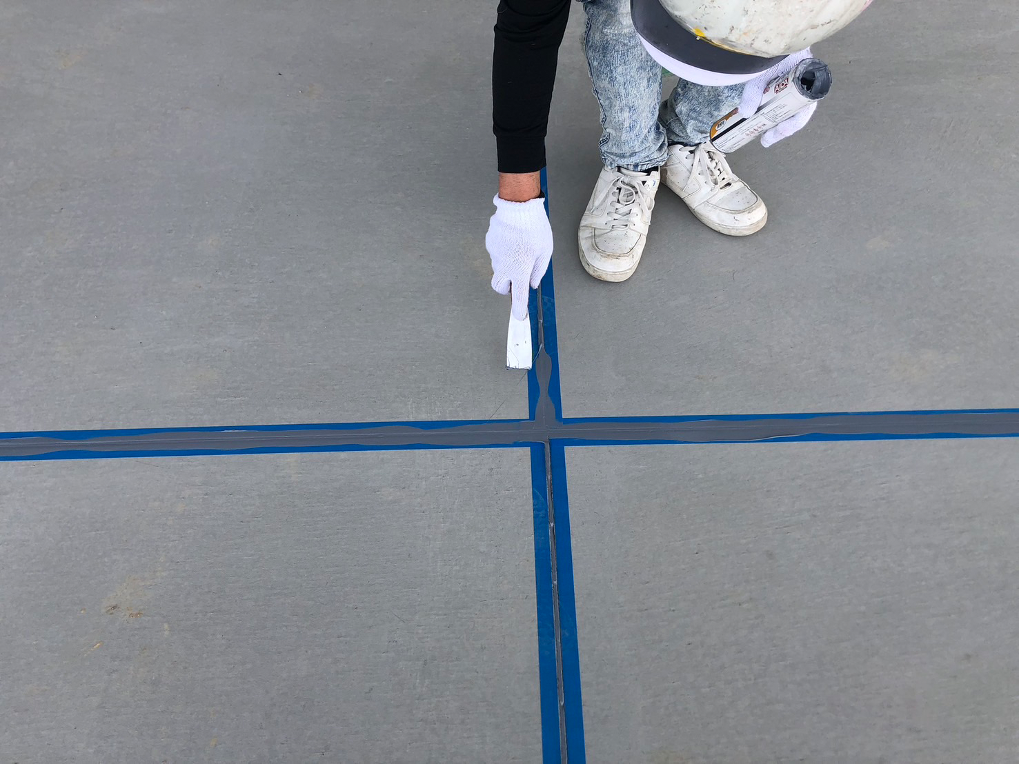 倉庫床の補修下地処理